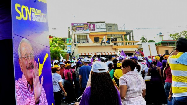 Decenas de partcipantes en una actividad celebrada en Haina.