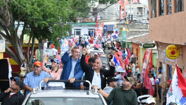Luis Abinader, el candidato a Alcalde de Villa González, César Alvarez y el candidato a senador Rubén Reynoso, foto Nelson .
