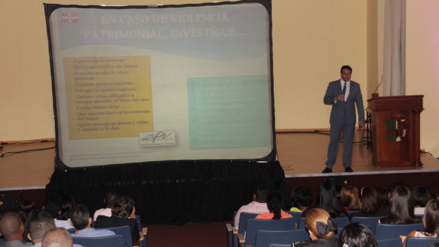 El experto español José Carlos Vera ofrece la conferencia en la sede de la UCSD.
