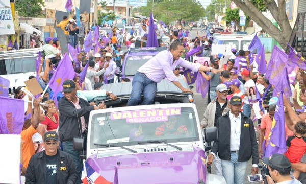 MARGARITA, VALENTÍN Y ABEL MOVILIZAN A MILES EN GRAN CARAVANA. (1)