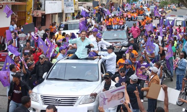 MARGARITA, VALENTÍN Y ABEL MOVILIZAN A MILES EN GRAN CARAVANA. (3)