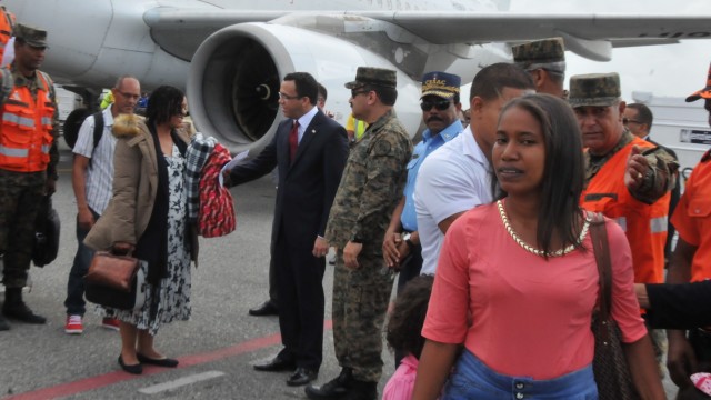 Los dominicanos afectados en el terremoto de Ecuador fueron recibidos por las autoridades dominicanas.