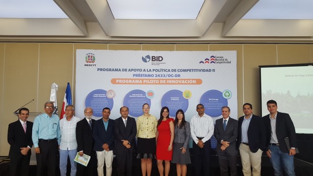 Laura del Castillo (chaqueta amarilla), junto a los representas de las empresas e instituciones que participaron del Proyecto Piloto de Innovación ejecutado por el CNC y el MESCYT. 