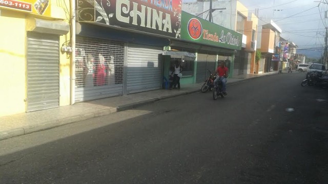 La mayoría de los establecimientos comerciales de Moca permanecían cerrados esta mañana, en el primero de dos días de huelga. Foto Limber de León.