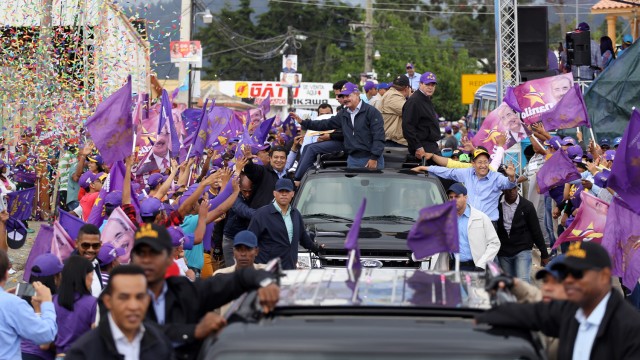 Danilo Medina recorre Constanza.