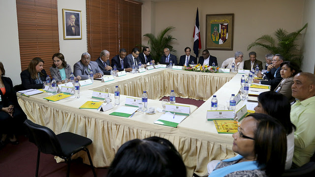 Los mécicos, los representantes del Gobierno y los testigos reunidos en el Palacio Nacional.