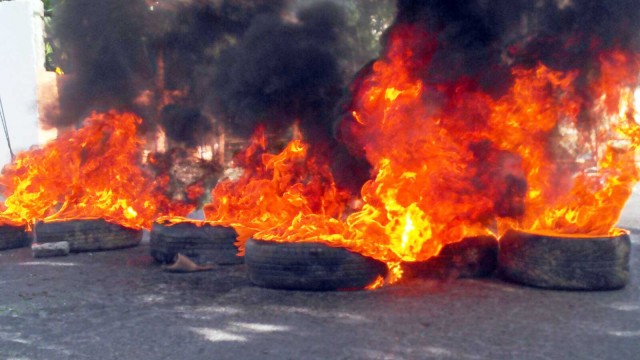 Residentes en Licey al Medio quemaron neumáticos en el primer día de huelga convocada por 48 horas por el arreglo de calles, Foto Rafael Pérez.