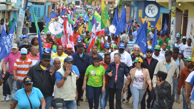 El candidato a alcalde Manuel Jiménez encabezó una marcha en Cansino Adentro.