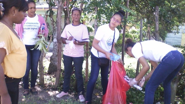 Estudiantes participan en las acciones para eliminar criaderos de mosquitos.