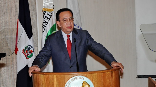 El gobernador del Banco Central, Héctor Valdez Albizu introduce el acto.