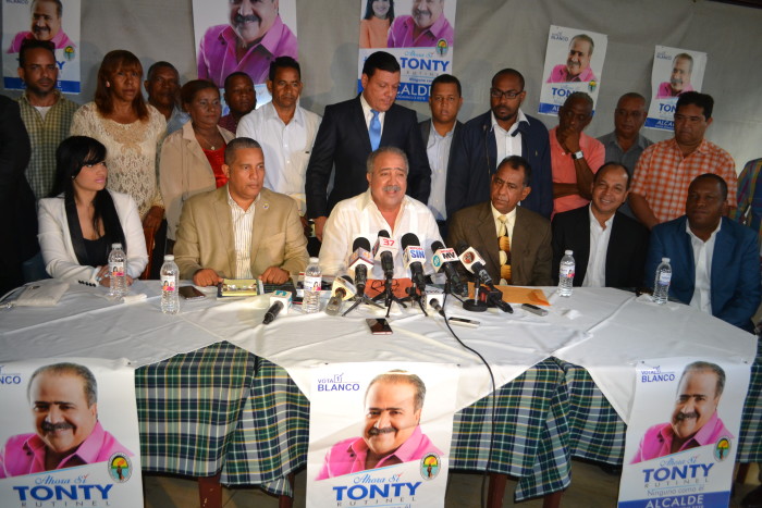 El aspirante a alcalde Tony Rutinel durante rueda de prensa este martes en la que habló de sus planes en caso de ganar la alcaldía de Santo Domingo Este.