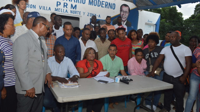 Lucrecia Leyba presenta su recurso ante la Junta Municipal de Santo Domingo Norte.