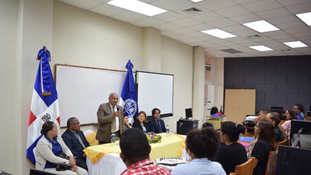 El Maestro Francisco Vegazo, habla en representación del rector, doctor Iván Grullón Fernández, en el inicio de una maestría en Turismo