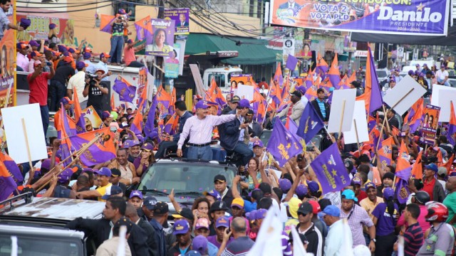Danilo Medina recorre sectores de Santo Domingo Este.