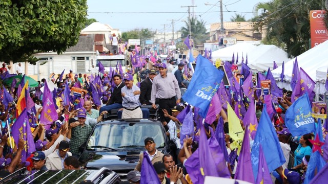 El presidente Danilo Medina recorre las calles de Nagua apoyado por miles de personas.
