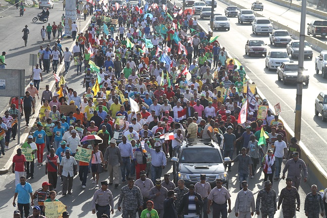 Manifestantes que apoyan a Manuel Jiménez recorren calles de Santo Domingo Este.