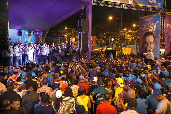 Millares de peledístas asistieron este jueves al cierra de la campaña electoral del oficialismo.