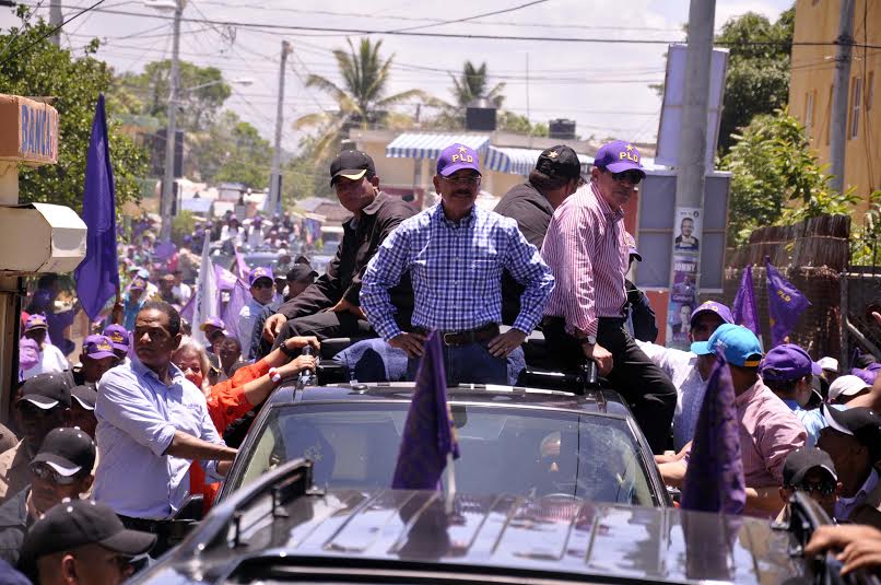 Danilo Medina en su recorrido por la linea noroeste.