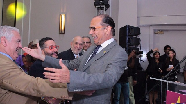 José Antonio Rodriguez llega al salón del acto de apoyo a Danilo Medina.