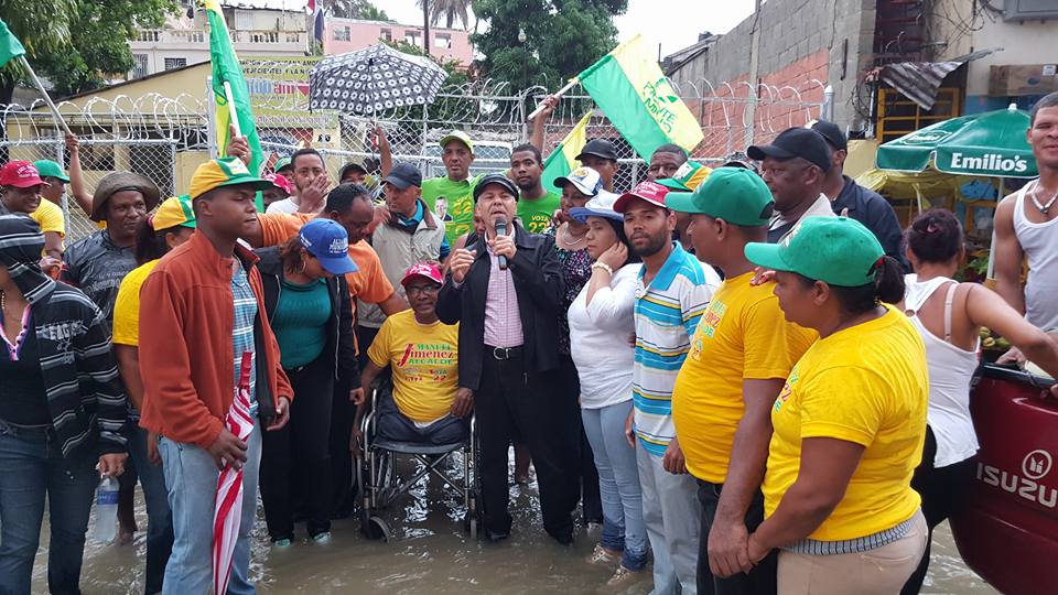 Manuel Jiménez junto a seguidores en Los Tres Brazos.