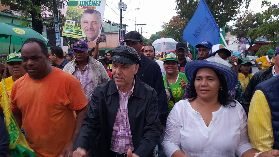 Manuel Jiménez encabeza marcha en Los Tres Brazos.