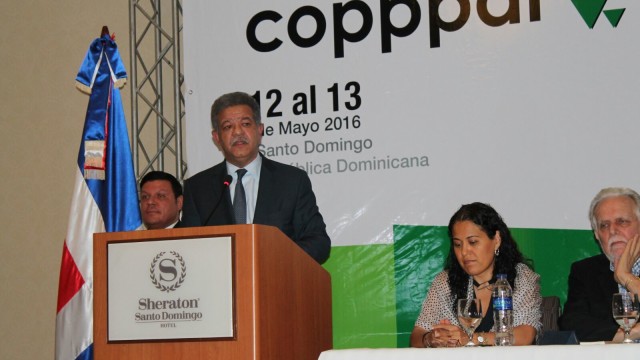 El ex presidente Leonel Fernàndez habla en la reuniòn de la Coppal.