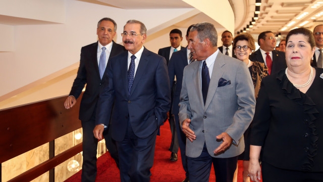 El presidente Medina recorre las instalaciones del Teatro Nacional.