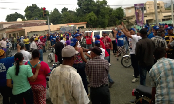 Decenas de personas que apoyaron a Pedro Alegría celebran en las calles.