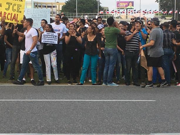 Manifestantes ante la JCE denunciando las irregularidades que según afirman se cometieron en las pasadas elecciones.