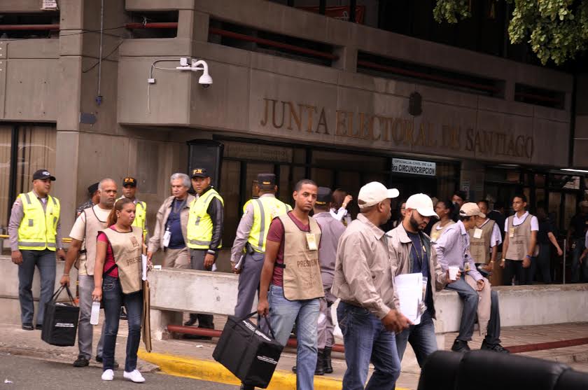 Todavía a media mañana se observan a funcionarios de colegios electorales salir de la Junta Electoral de Santiago hacia sus destinos. Foto Alex Reynoso. 