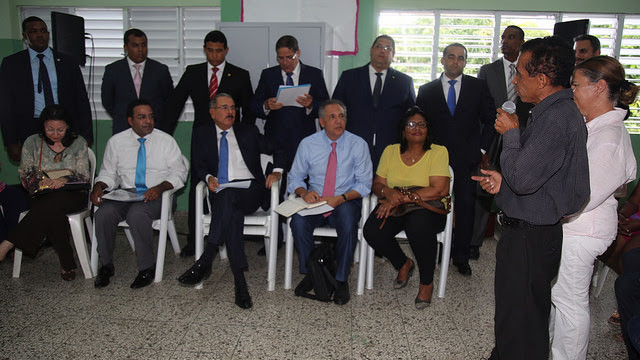 Danilo Medina reunido con integrantes de la Asociación de Mujeres Emprendedoras 27 de Febrero,