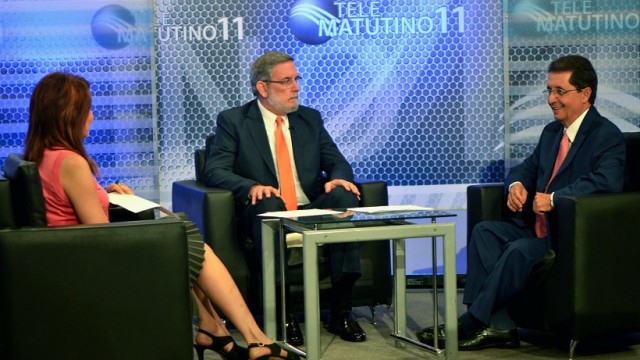E l portavoz del Gobierno y director de Comunicación de la Presidencia, Roberto Rodríguez Marchena, entrevistado por Ramón Núñez Ramírez y Jacqueline Morel, en Telematutino 11, por Telesistema.