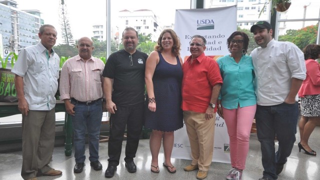 Parte de los expertos culinarios participantes en la degustación de vegetales orientales.