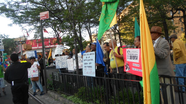 Grupos políticos participan de la cadena humana en Nueva York.