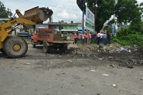 Maquinaria aportadas por el MOPC recogen los desechos en San Cristóbal.