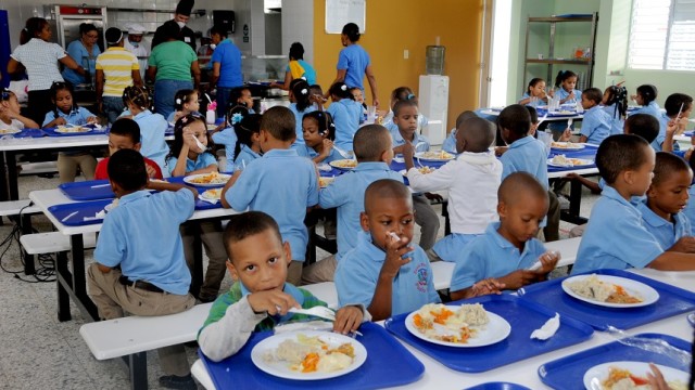 el gobierno invierte RD$69 mil por estudiante durante el periodo escolar que dura 9 meses, lo que representa una inversión por alumnos superior a los RD$7,000 mensuales.