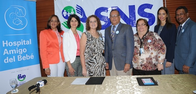 Figuran desde la izquierda los señores Sandra Orsini, Mercedes Ramos, Rosa Elcarte, Nelson Rodríguez Monegro, Sara Menéndez, Cristina Alonzo y Wenceslao Soto.  