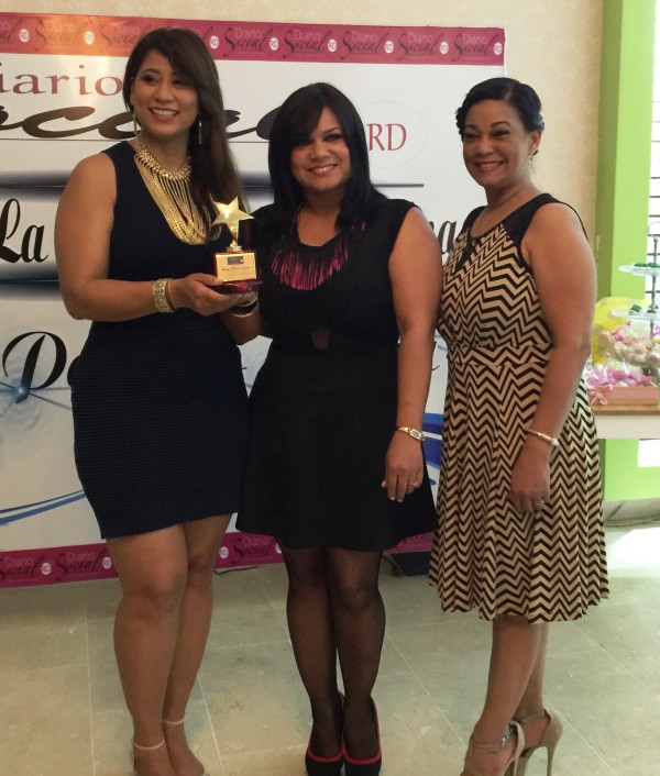 Yenny Polanco Lovera, Sarah Hernández y Jacqueline Ramos durante la entrega del galardón.