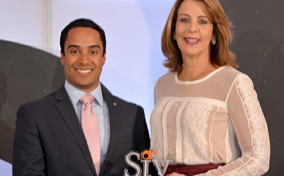 El gerente general de Inversiones Popular, señor Juan Mustafá, recibe el galardón al mayor estructurador de oferta pública a nuevos emisores de valores en 2015 de manos de la señora Clarissa de la Rocha, vicegobernadora del Banco Central. 