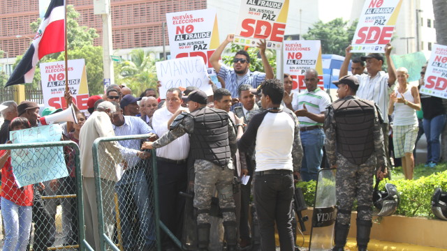 Activistas de los ex candidatos a alcaldes se manifiestan frente a la sede de la TSE.