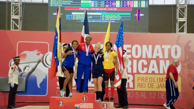 La dominicana Beatriz Pirón encabeza lo más alto del podio como campeona de los 53 kilogramos, acompañada de las demás medallistas Luurdes Rodríguez (izq), Whitney King y Ana Lemos.
