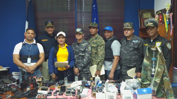 La fiscal Sonia Espejo junto a los miembros del ejército y la Policía presentan a los medios el arsenal de armas.