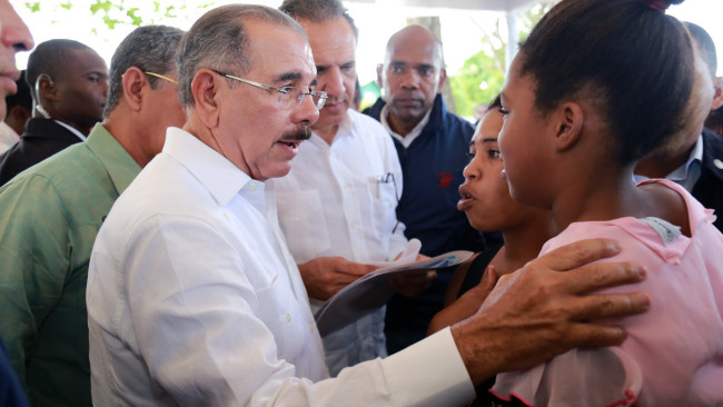 El presidente Danilo Medina convesa con pequeños productores de El Mamón de Guerra.