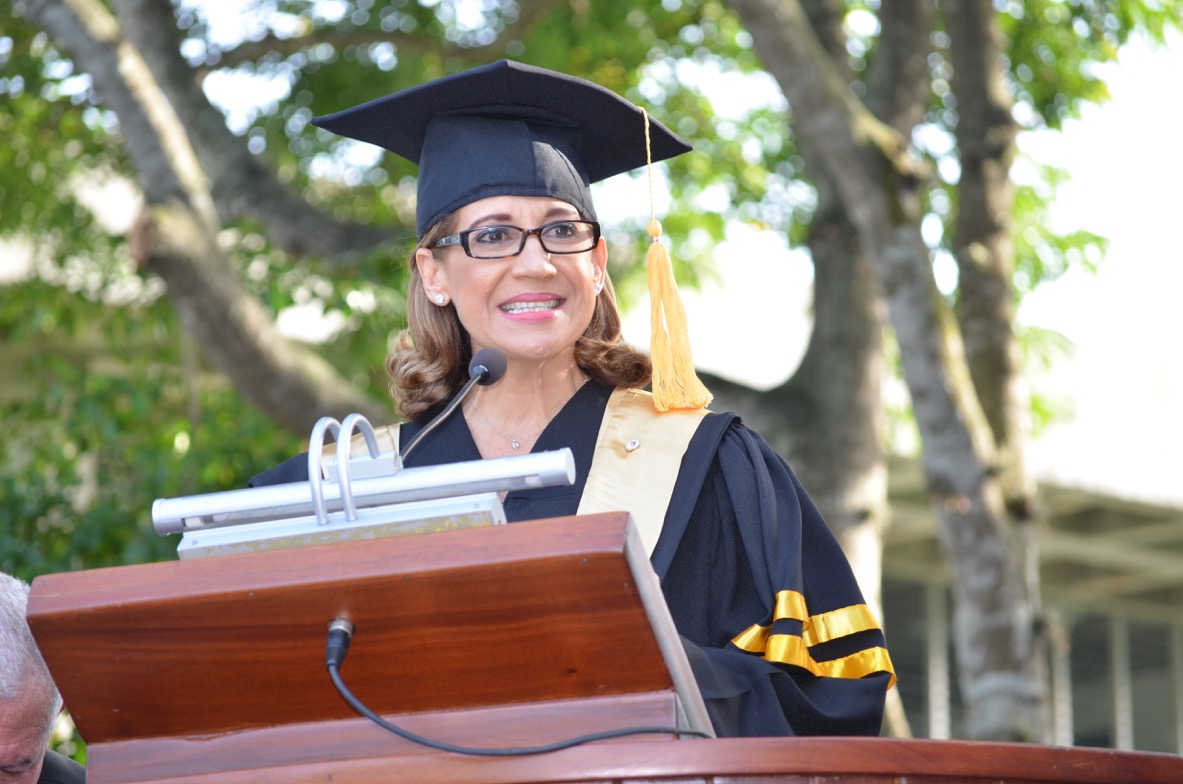 La doctora Mercedes Carmen Capellán de Lama oradora invitada de la graduación