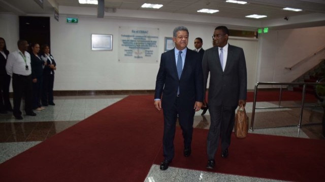 El ex presidente Leonel Fernández regresó el sábado a República Dominicana por el aeropuerto Internacional de las Américas.