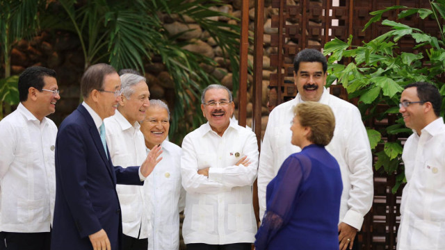 El presidente Medina junto a otros presidentes que asisten al acuerdo de paz de Colombia-