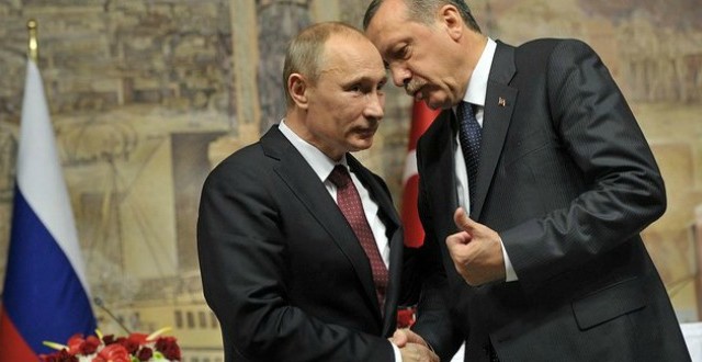 El presidente de Turquiía habla con el presidente de Rusia. 