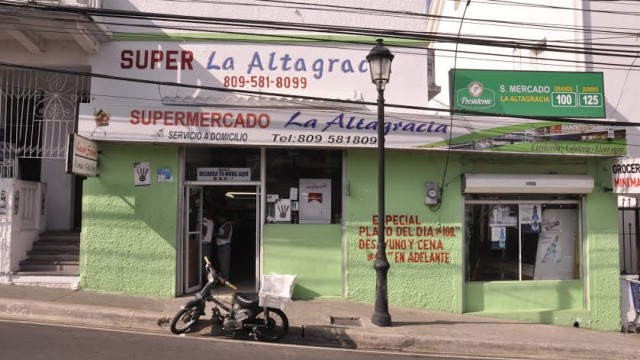 En este negocio, ubicado frente a un destacamento policial, fue donde se produjo el robo. Foto Rafael Vargas.