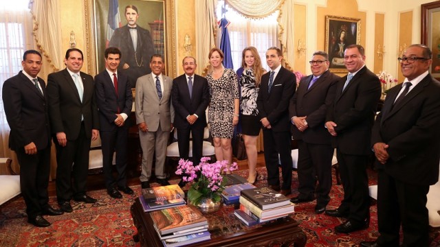 Junto a Espaillat estuvieron el concejal dominicano Ydanis Rodríguez, la presidenta del Partido Demócrata en el país, María Elena O'Rourke; Jorge Dargam, Amado Bencosme y los empresarios José Peralta y Jaime Vargas.