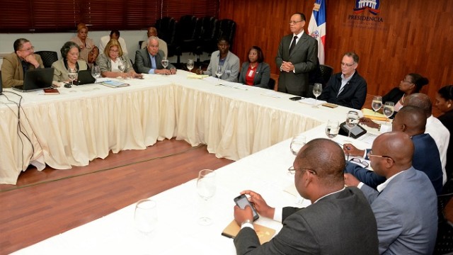 En la reunión estuvieron presentes los miembros del Equipo Técnico Nacional del Plan de Alfabetización, representantes de la Cancillería Dominicana y siete técnicos que acompañaron a la funcionaria del Estado de Haití.  